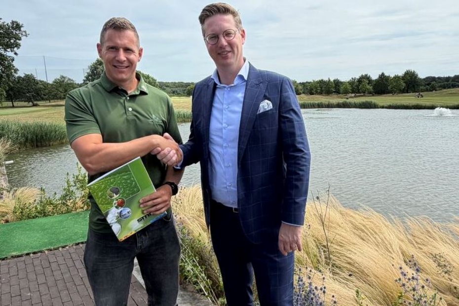 Danny de Boer en Rieks Lambers bekrachtigen de opdracht met een handdruk.
